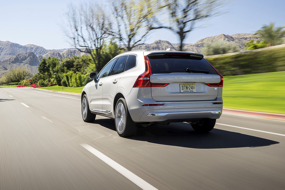 vue latérale arrière d'une Volvo XC60 2022 sur une route de campagne