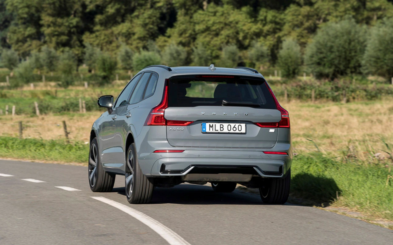 vue latérale arrière d'une Volvo XC60 2022 sur une route de campagne