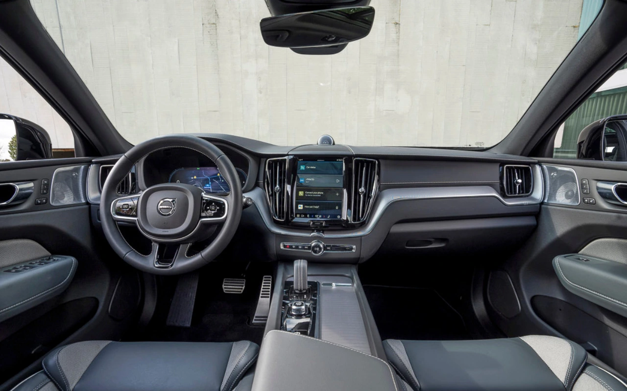 vue du tableau de bord d'une Volvo XC60 2022