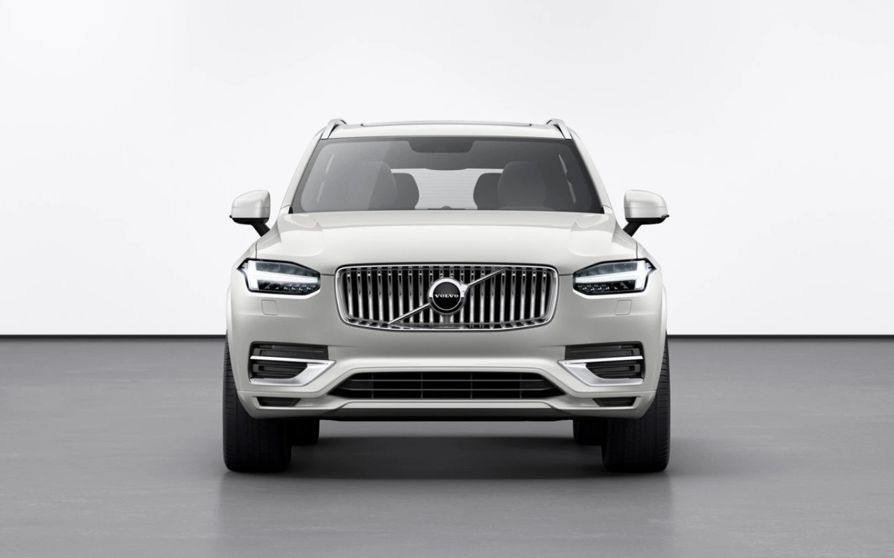 vue frontale d'une Volvo XC90 2022 sur fond blanc