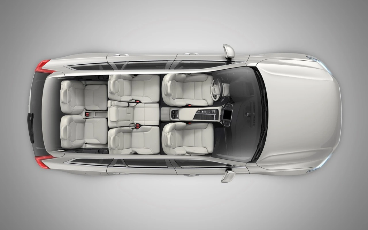 vue à vol d'oiseau d'une Volvo XC90 2022 semi transparente et son habitacle