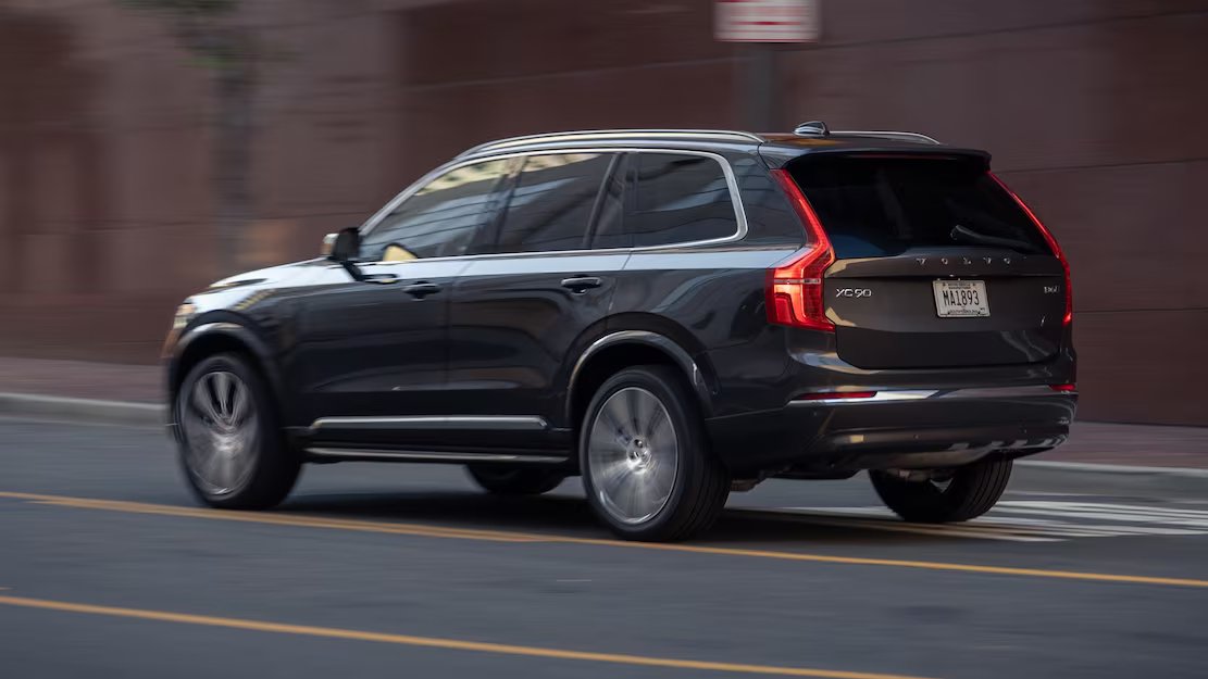 vue latérale arrière d'une Volvo XC90 2023 sur la route