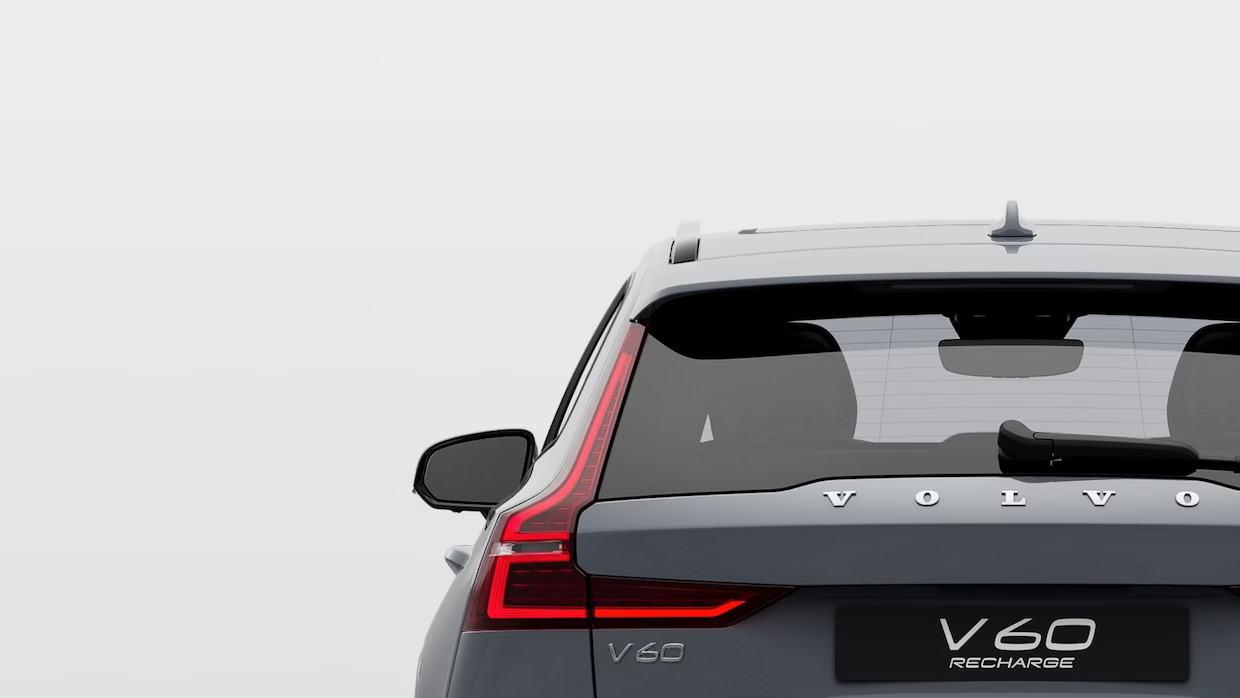 vue gros plan du derrière d'une Volvo V60 2023