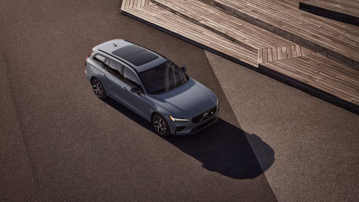 vue latérale avant surélevée d'une Volvo V60 2023