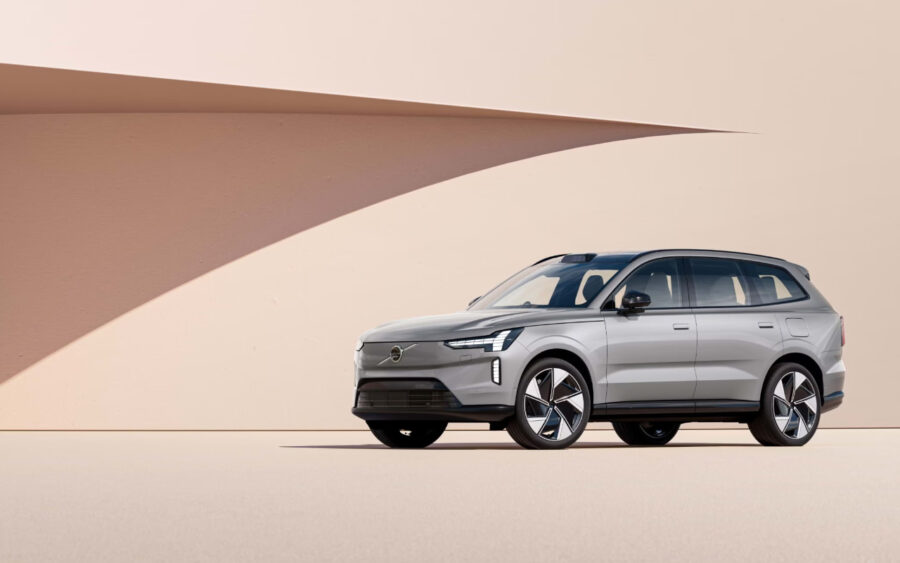 vue latérale avant d'une Volvo EX90 2024 devant un mur beige