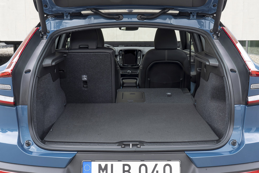 vue arrière du Volvo C40 Recharge 2022 avec le coffre ouvert et les sièges arrière abaissés