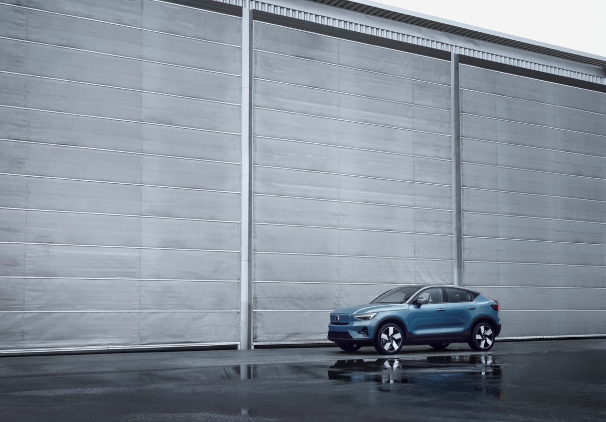 Vue éloignée de 3/4 latérale du Volvo C40 Recharge 2022 garé au long d'un mur