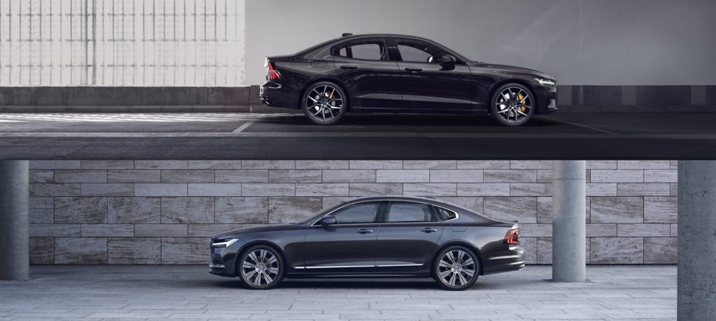 Vue latérale des Volvo S60 2021 Polestar Engineered et la S90 2021 Recharge T8 plug-in hybrid