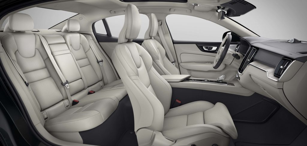 L'habitacle entier de la Volvo S60 Inscription 2021 incluant les sièges en cuir Nappa perforé blond