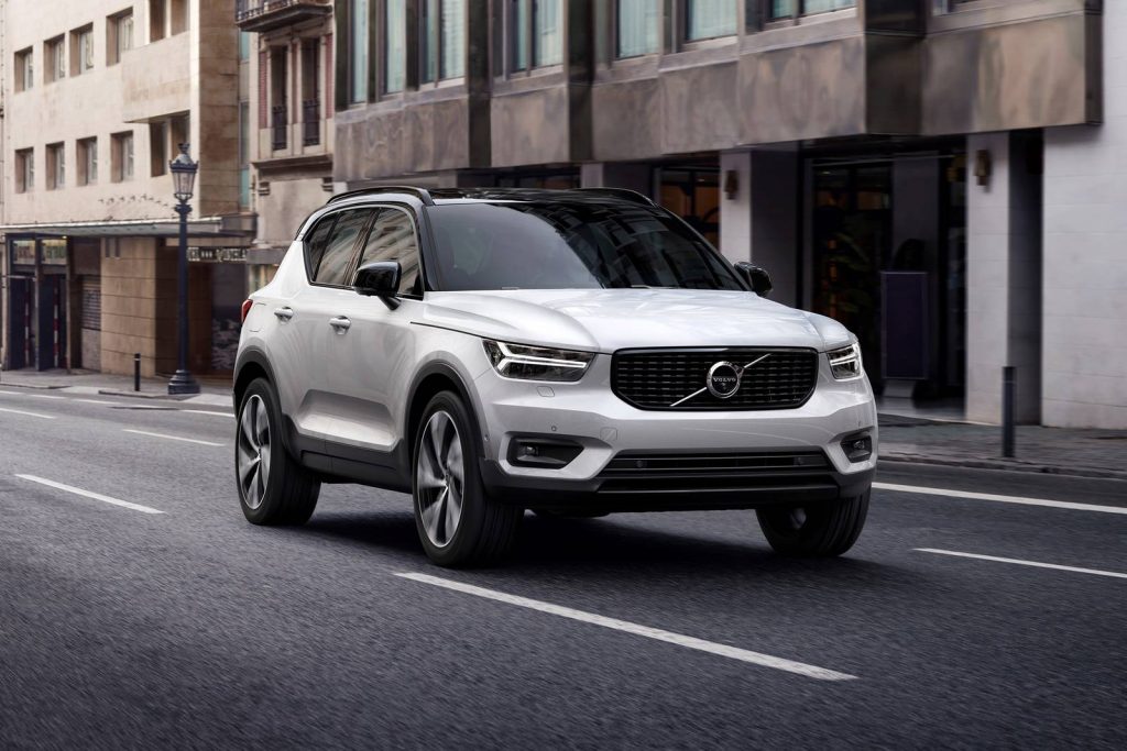 Le Volvo XC40 2021 blanc conduisant dans une ville