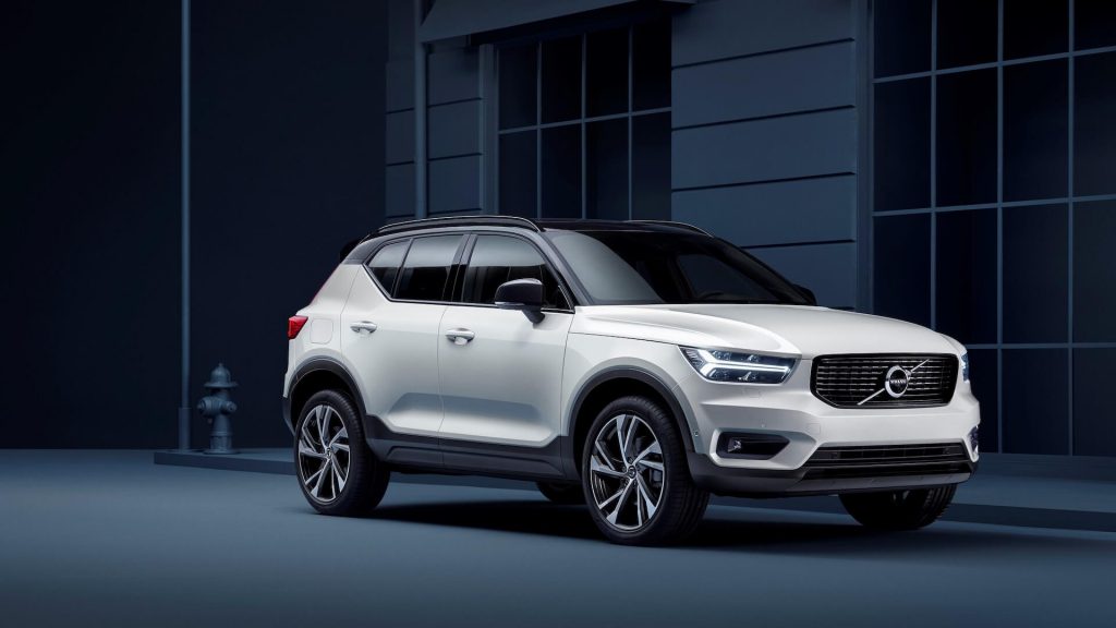 Volvo XC40 R-Design 2021 blanc cristal nacré garé à l'extérieur dans la noirceur