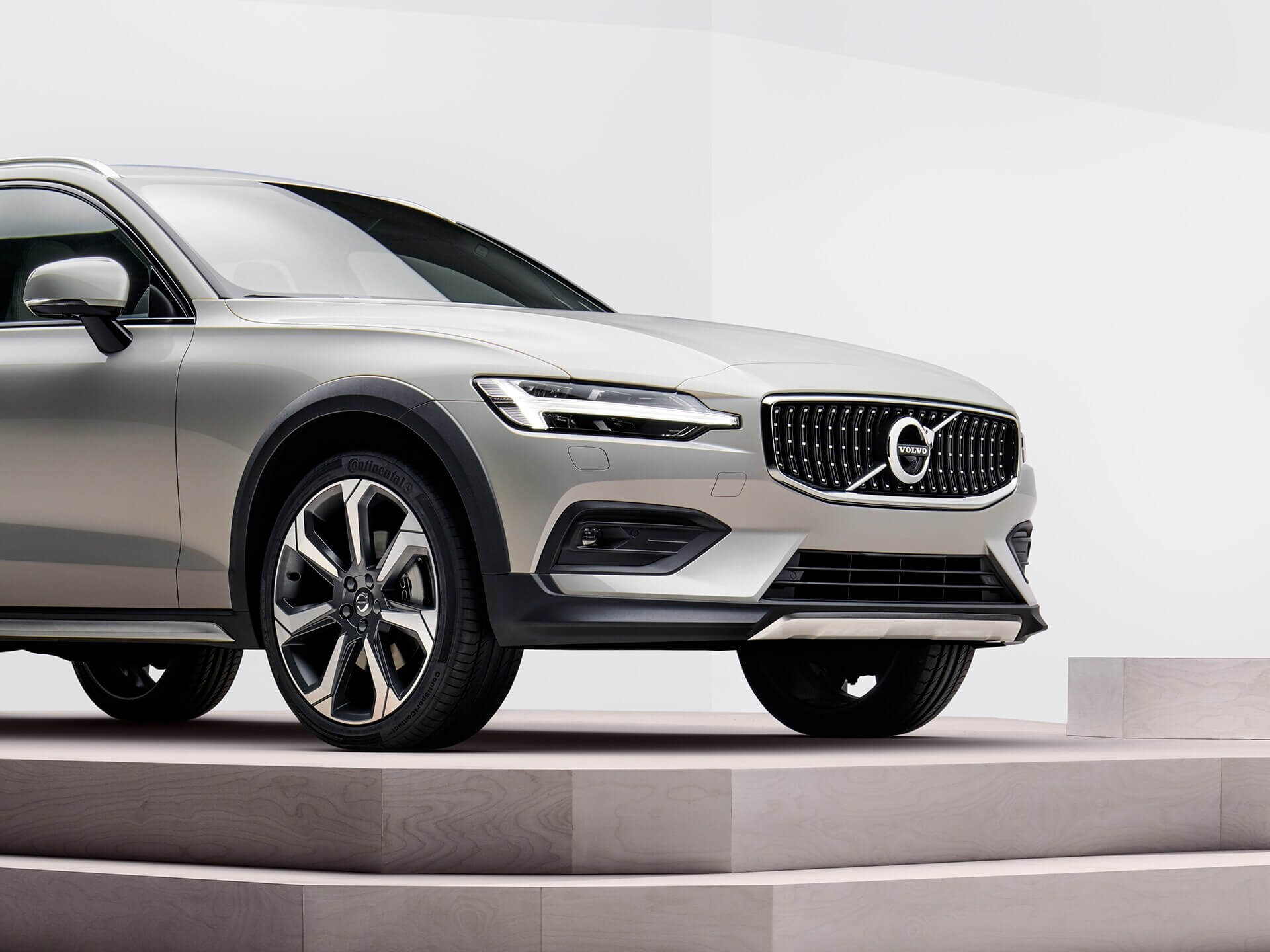 Vue 3/4 avant d'une Volvo V60 Cross Country 2022 en haut de deux marches d'escalier