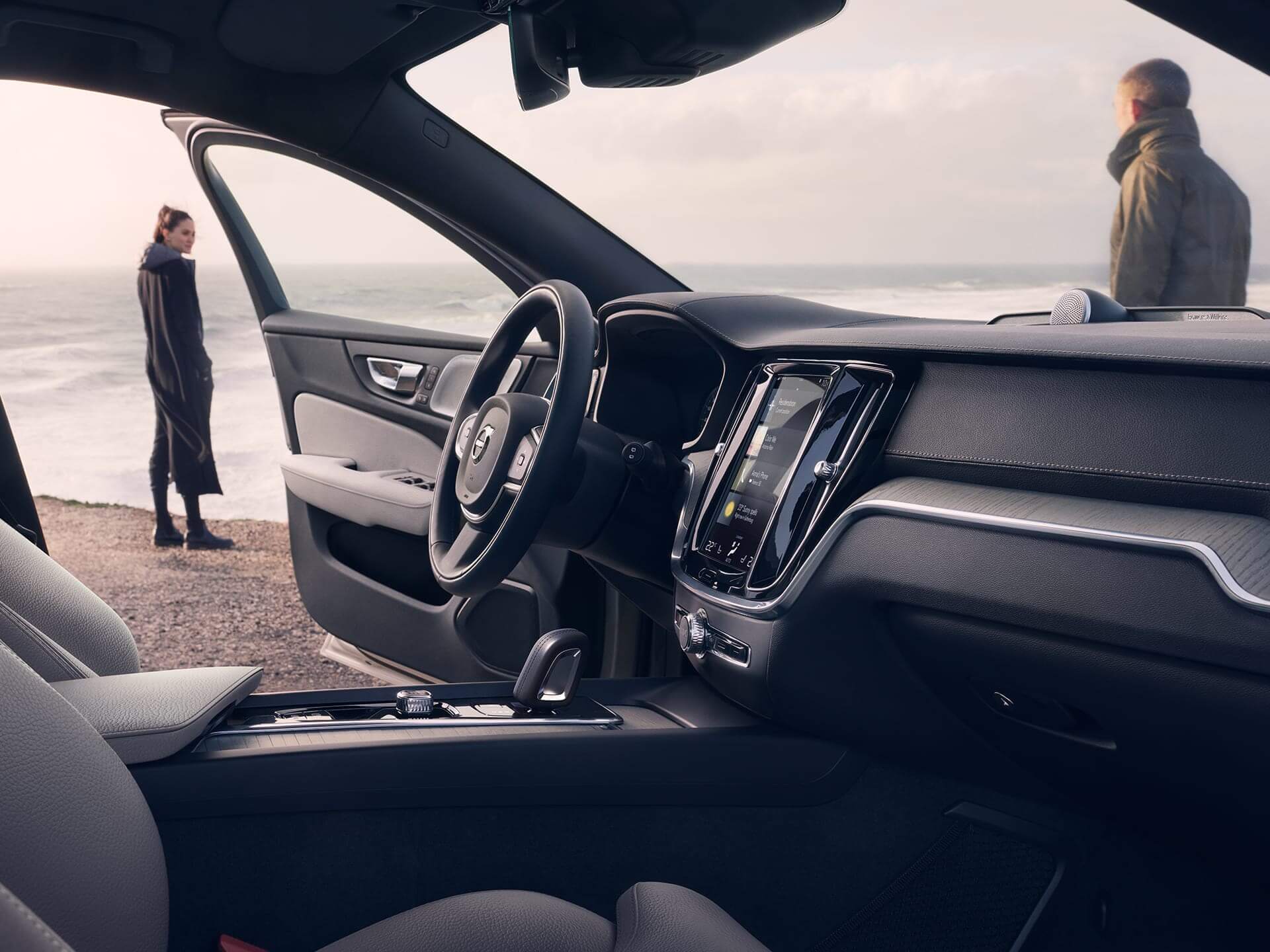 Intérieur avant d'une Volvo Cross Country V60 2022 incluant son tableau de bord et la porte du conducteur ouverte