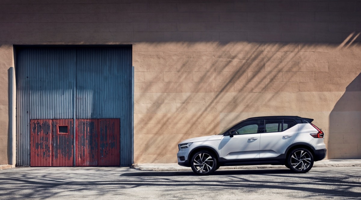 vue latétale du Volvo XC40 2022 stationné sur une rue