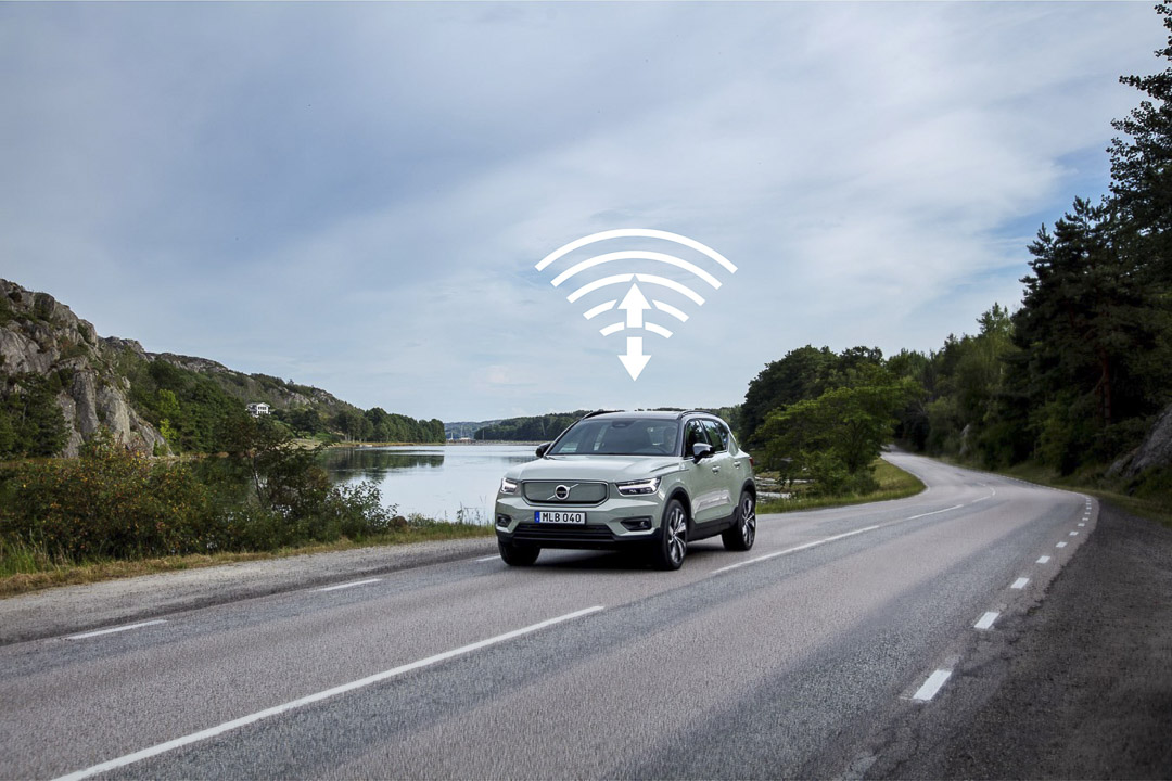 vue trois quart avant du Volvo XC40 Recharge 2022 sur une route