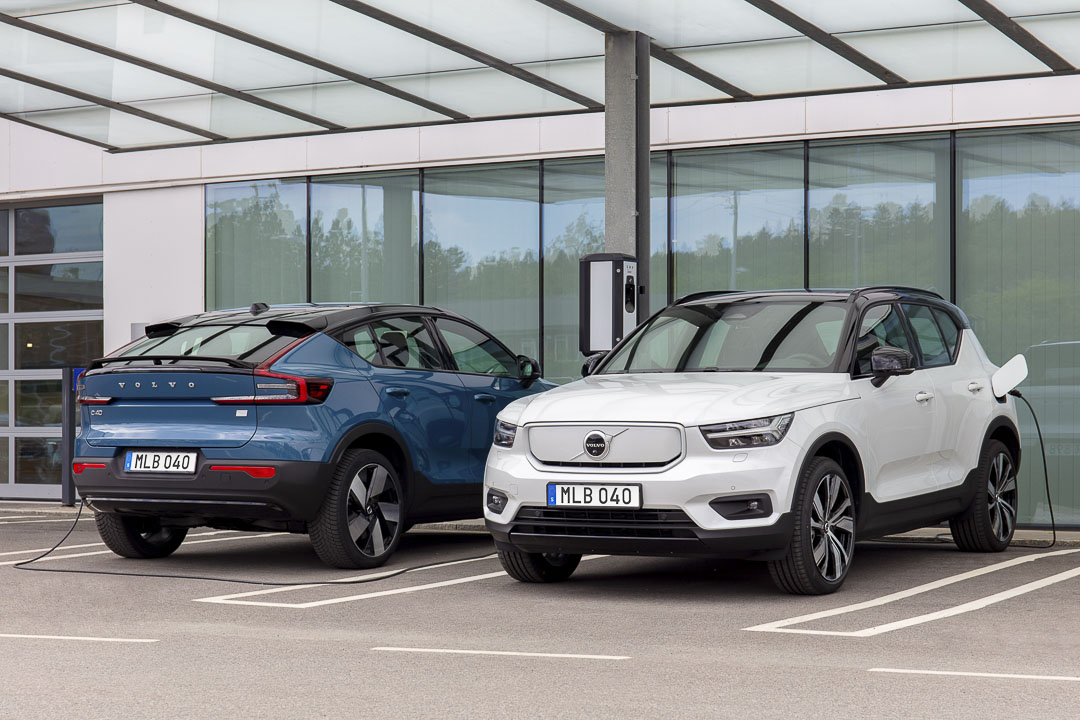 vue avant et arrière de deux Volvo XC40 Recharge 2022