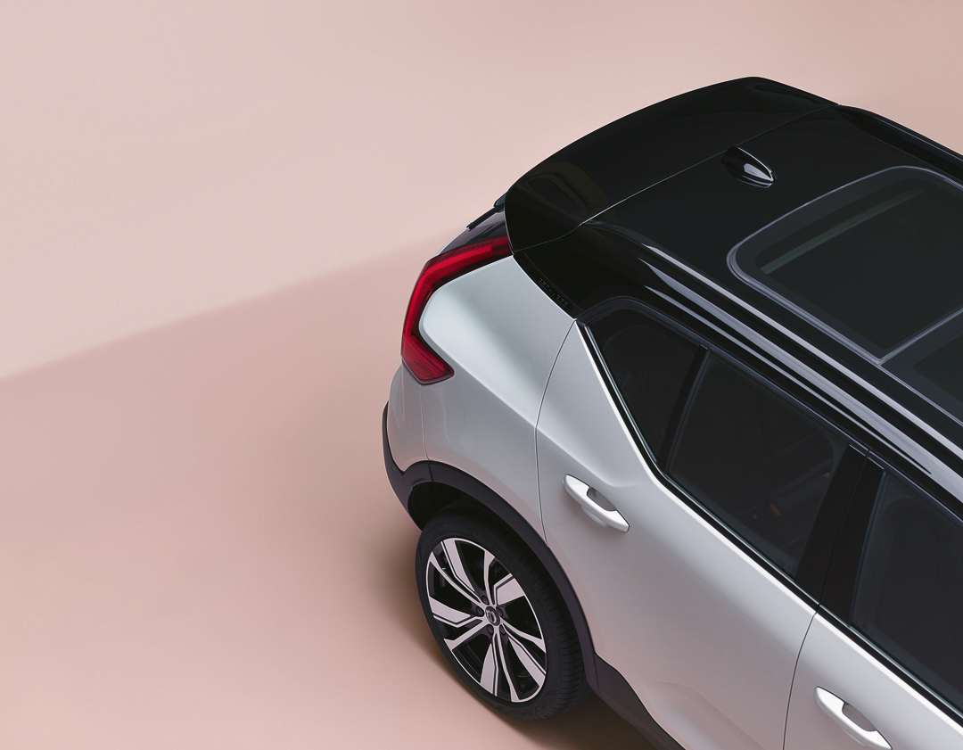 vue partielle en contre plongée du Volvo XC40 Recharge 2022