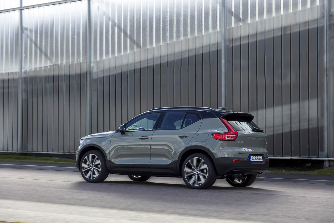 vue latérale arrière du Volvo XC40 Recharge 2022