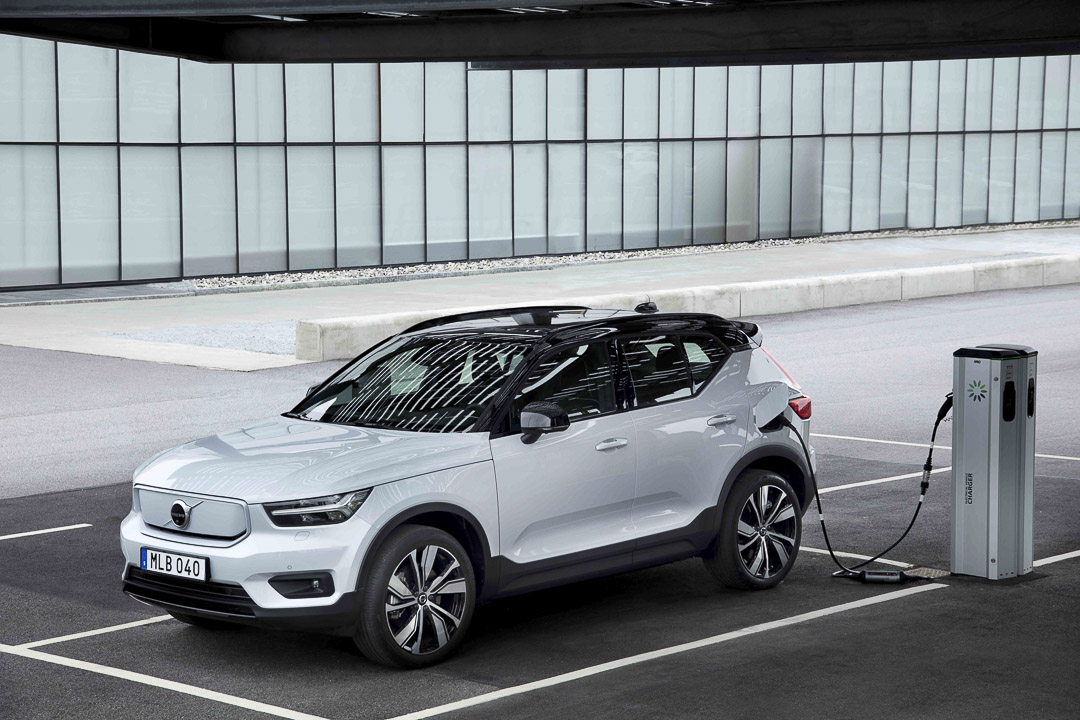 vue latérale avant du Volvo XC40 Recharge 2022 à une borne de recharge