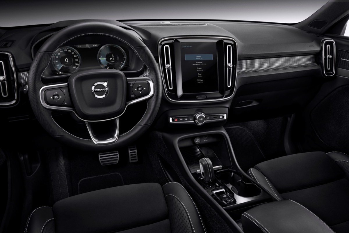 Cockpit avant du Volvo XC40 Recharge R-Design incluant sa planche de bord avec toutes ses technologies