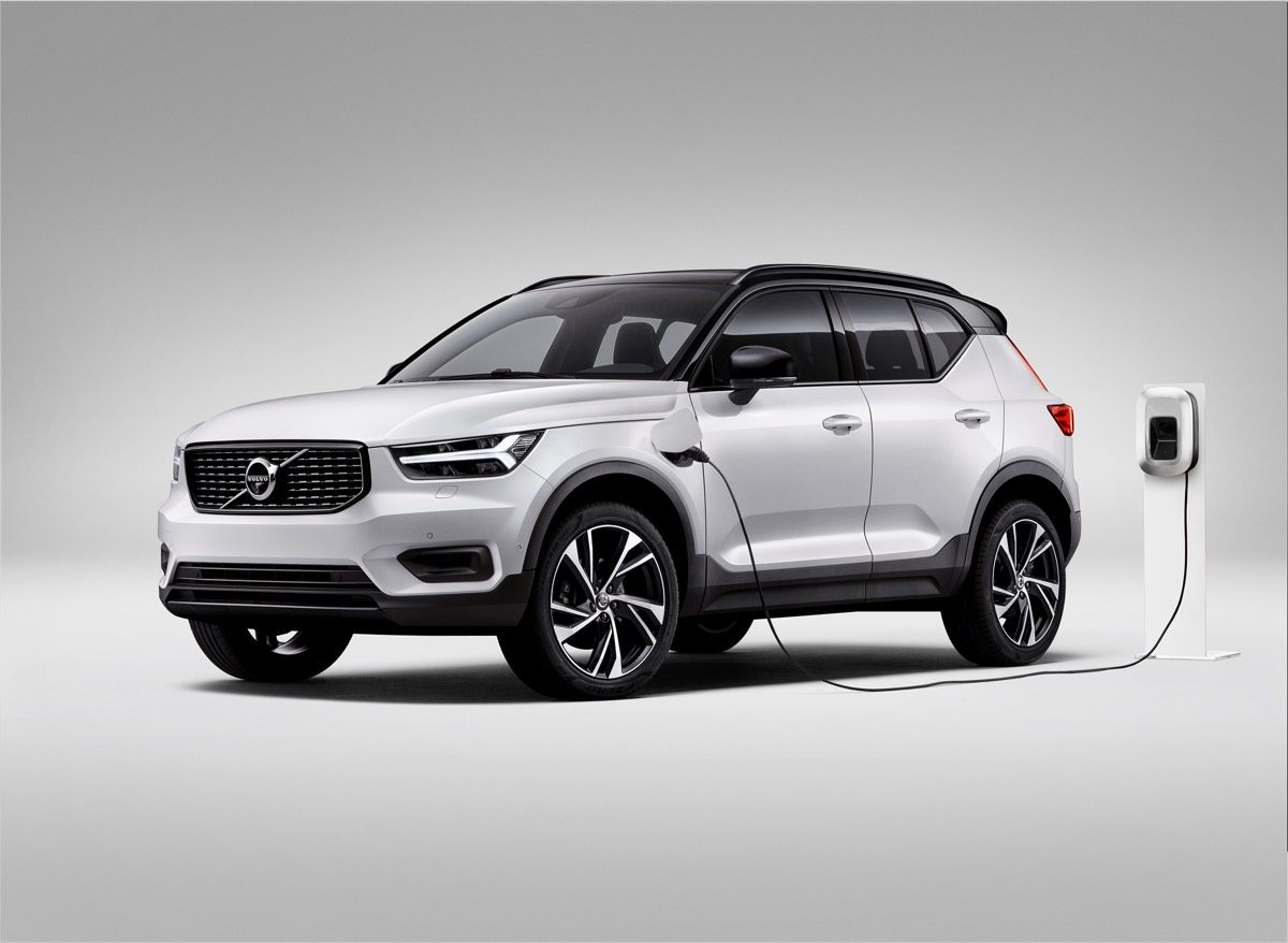 Vue 3/4 avant du Volvo XC40 Recharge Plug-In Hybrid 2022 rechargeant sa batterie sur une borne électrique