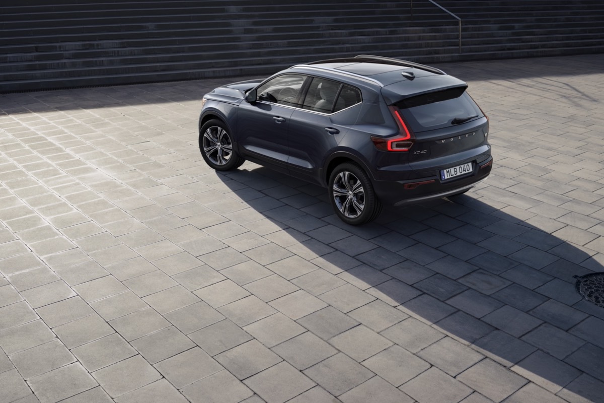 vue trois quart arrière du Volvo XC40 Recharge Inscription 2022