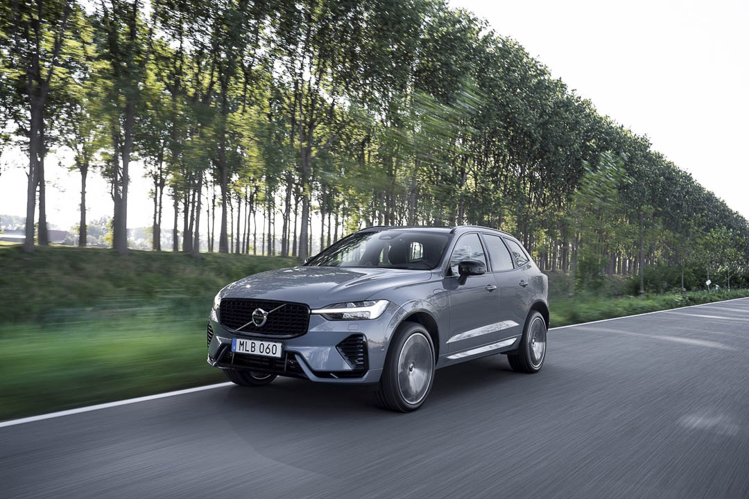 vue latérale avant du Volvo XC60 2022 sur une route