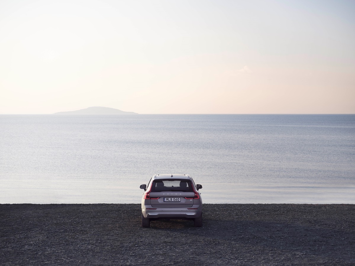 Vue arrière du Volvo XC60 2022 face à la mer