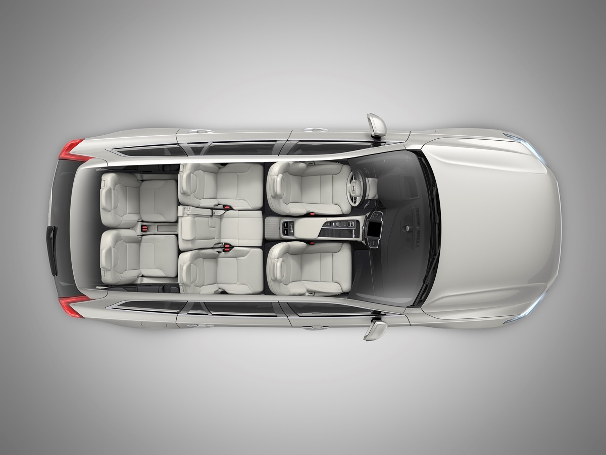 Vue dessus du toit transparent du Volvo XC90 Plug-In Hybrid Inscription T8 conçu pour montrer l'habitacle entier du véhicule