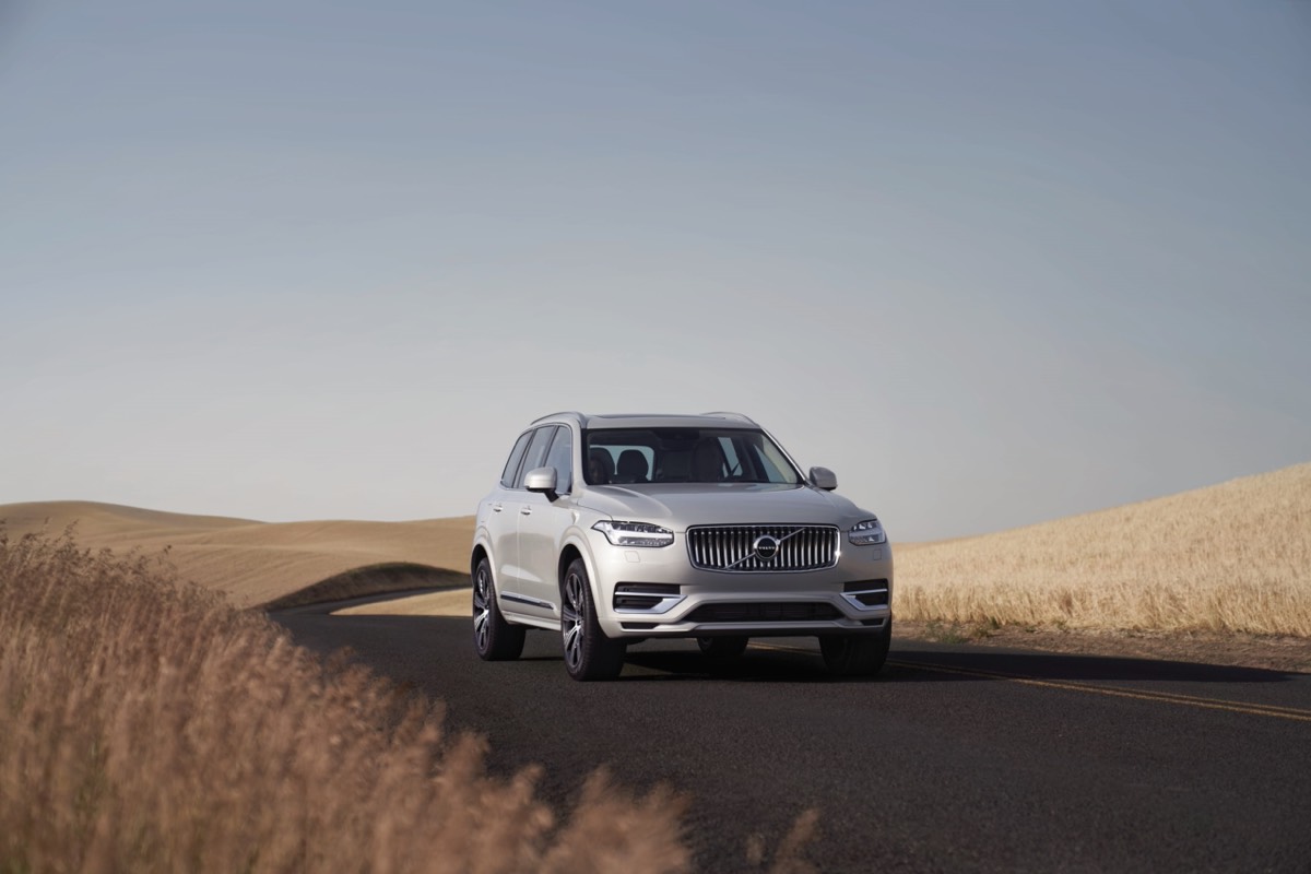 Le Volvo XC90 Recharged 2022 roulant sur une route en campagne