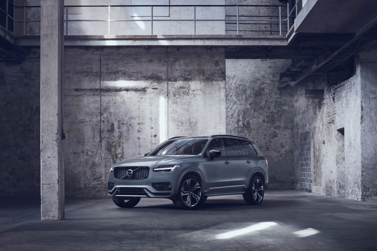 Vue 3/4 avant du Volvo XC90 Recharge R-Design couleur gris tonnerre garé à l'intérieur