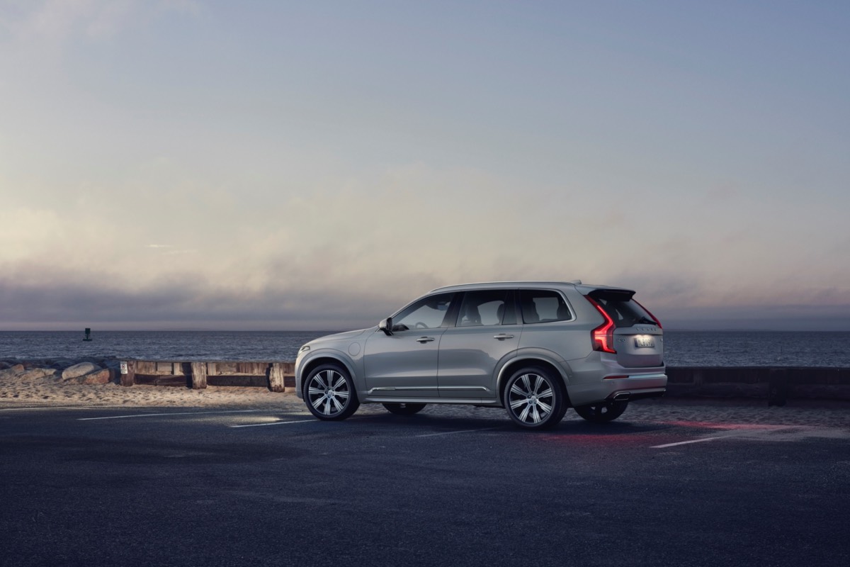 Vue 3/4 latérale du Volvo XC90 Recharge Inscription sur un quai face à la mer