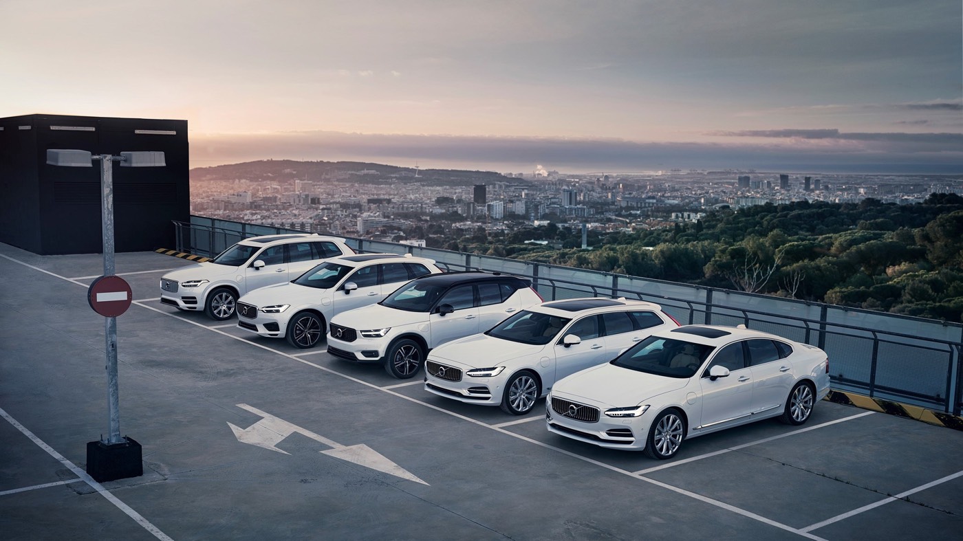 Cinq véhicules et VUS Volvo année 2021 garés côtes-à-côtes dans un stationnement extérieur