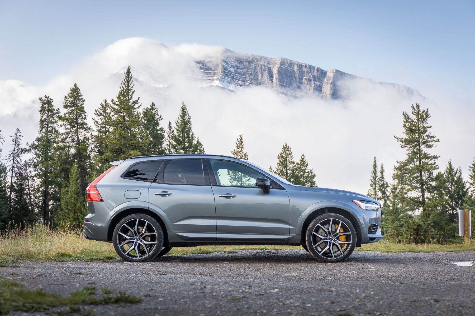 Vue de côté du Volvo XC60 2020