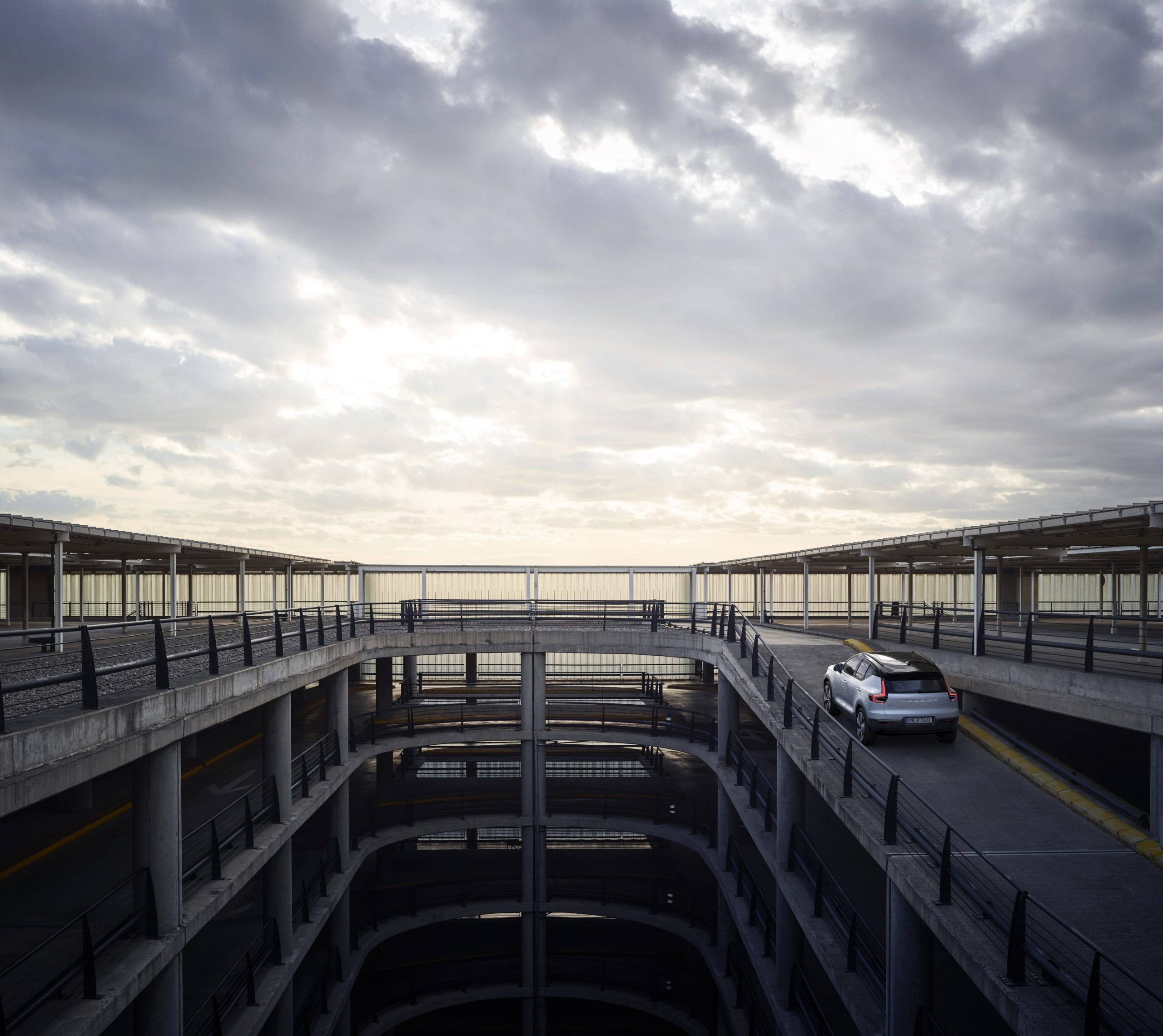 Vue aérienne arrière du Volvo XC40 2020 dans un stationnement à étages