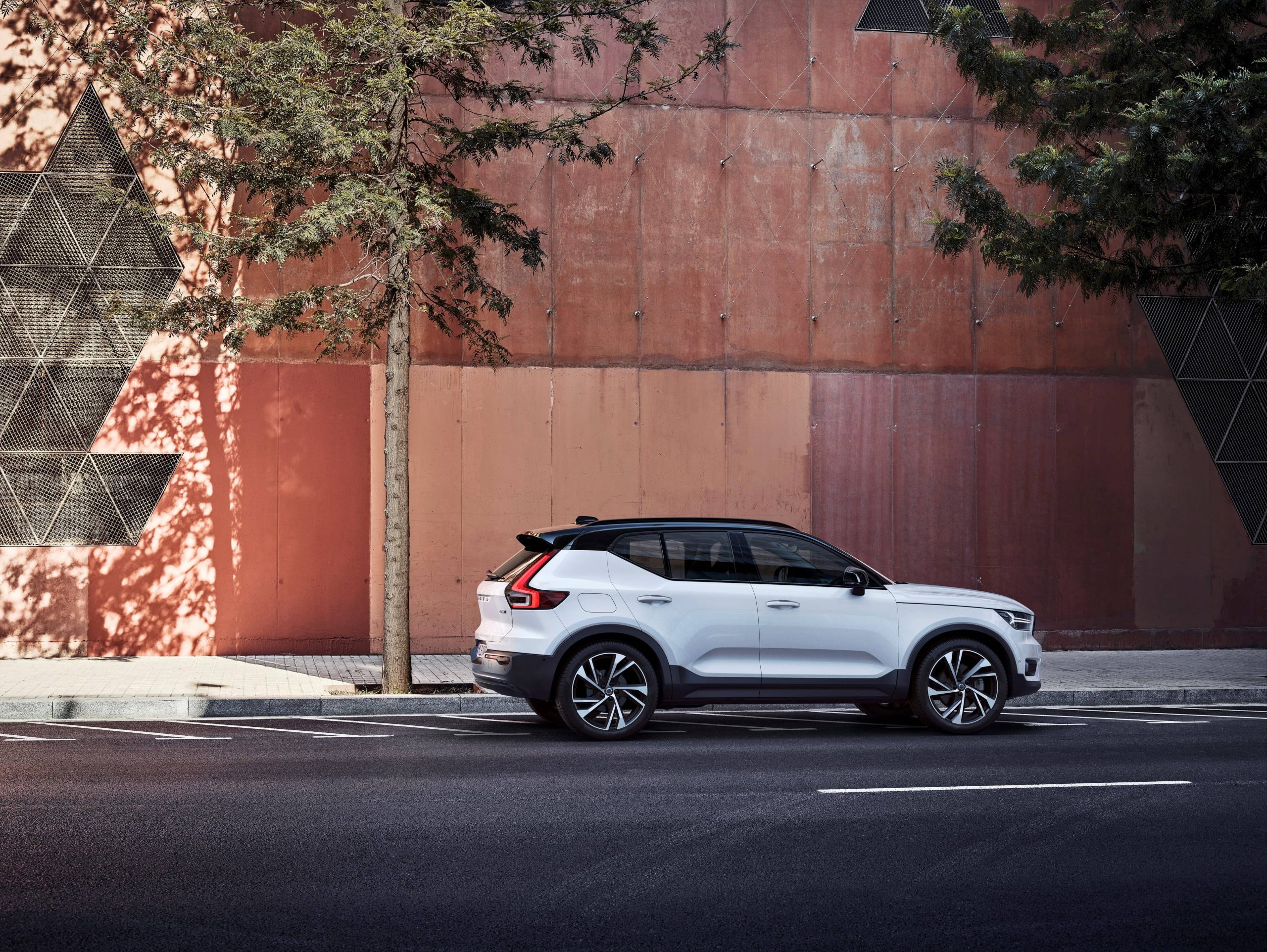 Vue latérale du Volvo XC40 2020 en ville