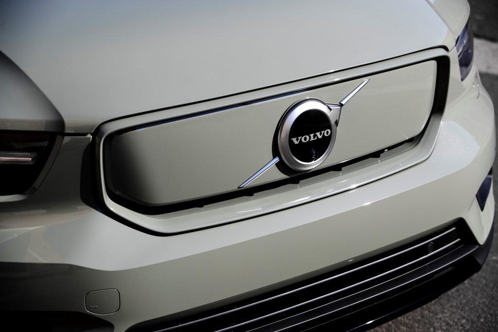 Vue de la grille avant du Volvo XC40 2022 Recharge