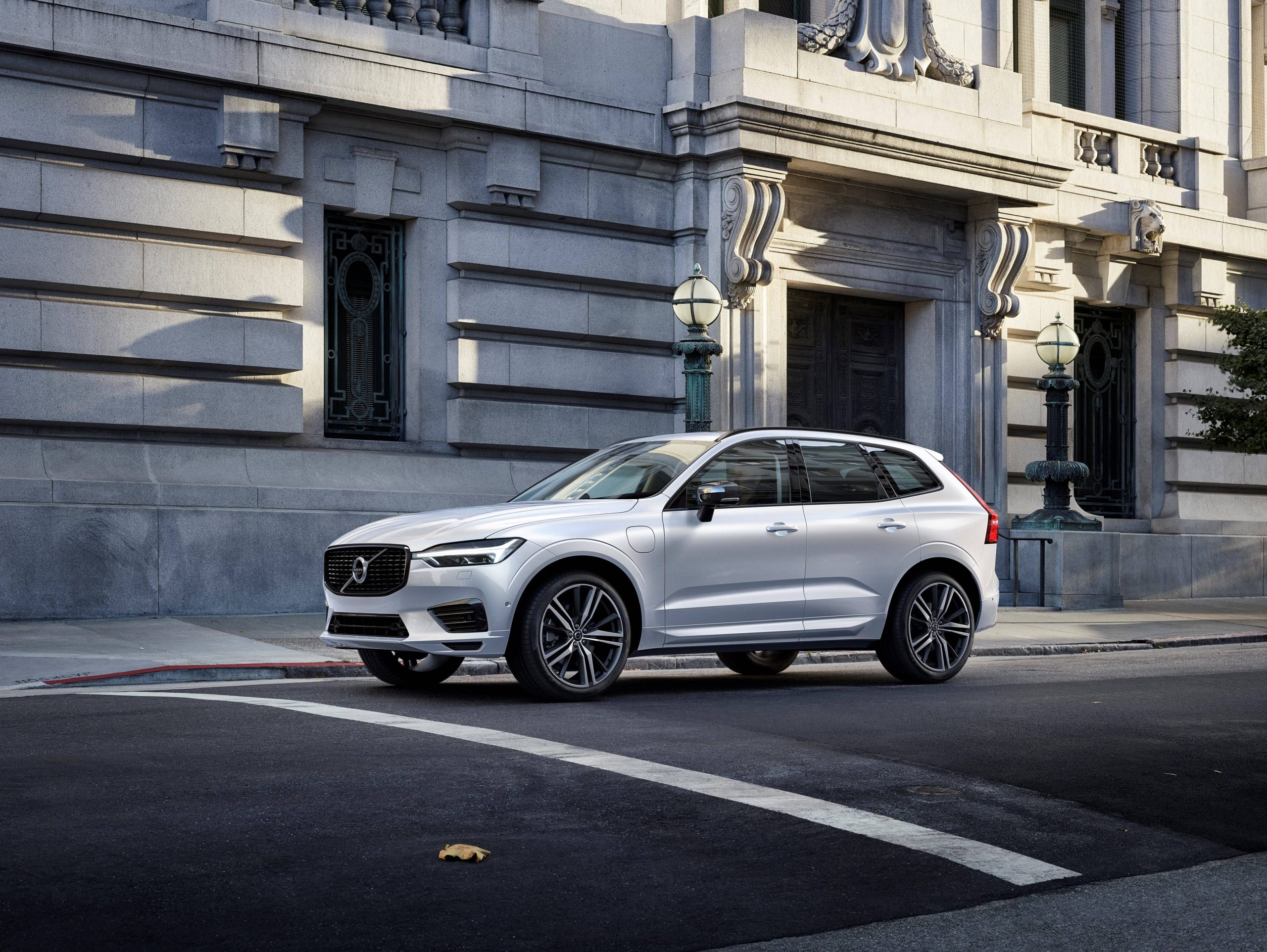 Vue avant latérale du Volvo XC60 2020