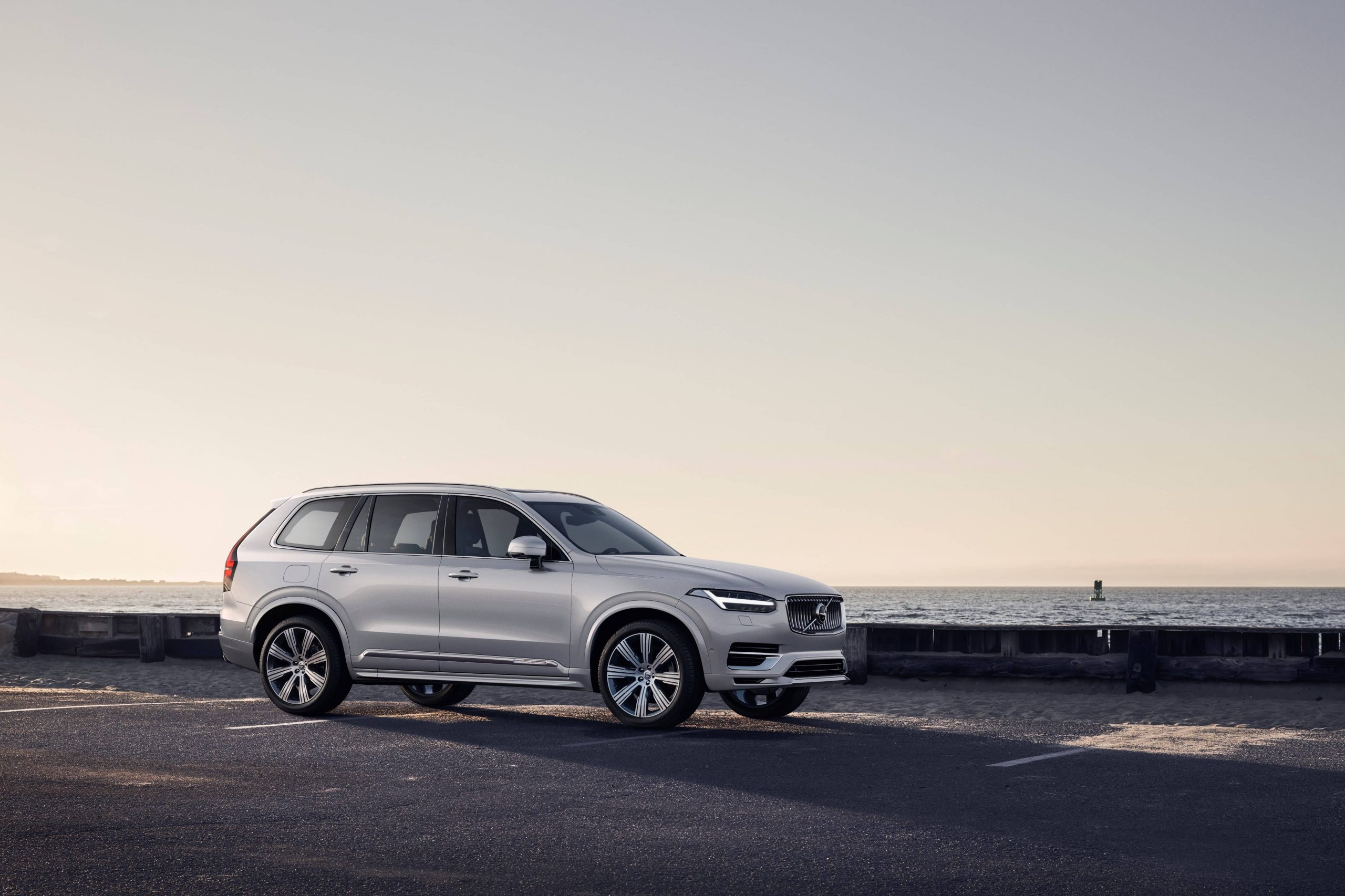 Vue latérale du Volvo XC90 2020 sur le bord de l'eau